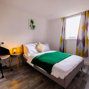 2 Bedrooms -parking-very Spacious-wifi , London United Kingdom